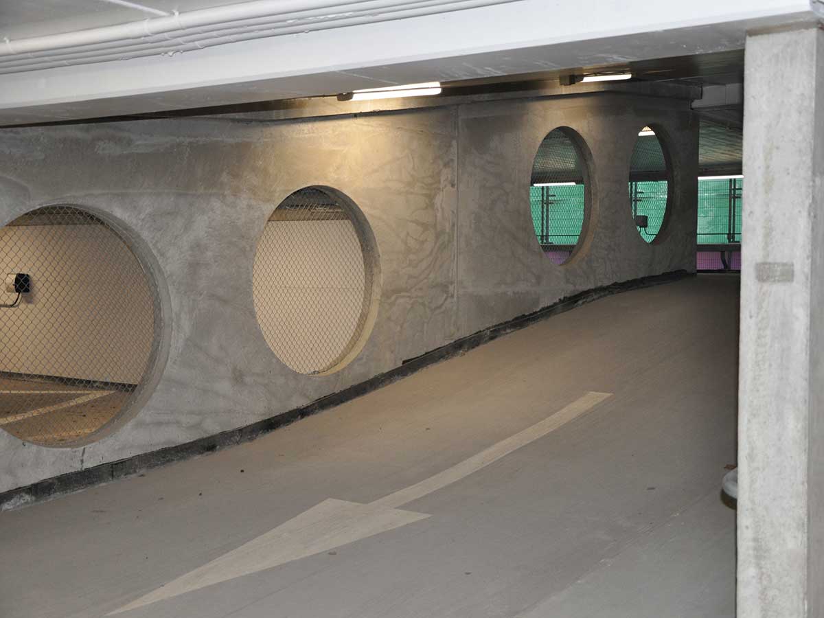 Innervägg i betong i flerbilsgarage